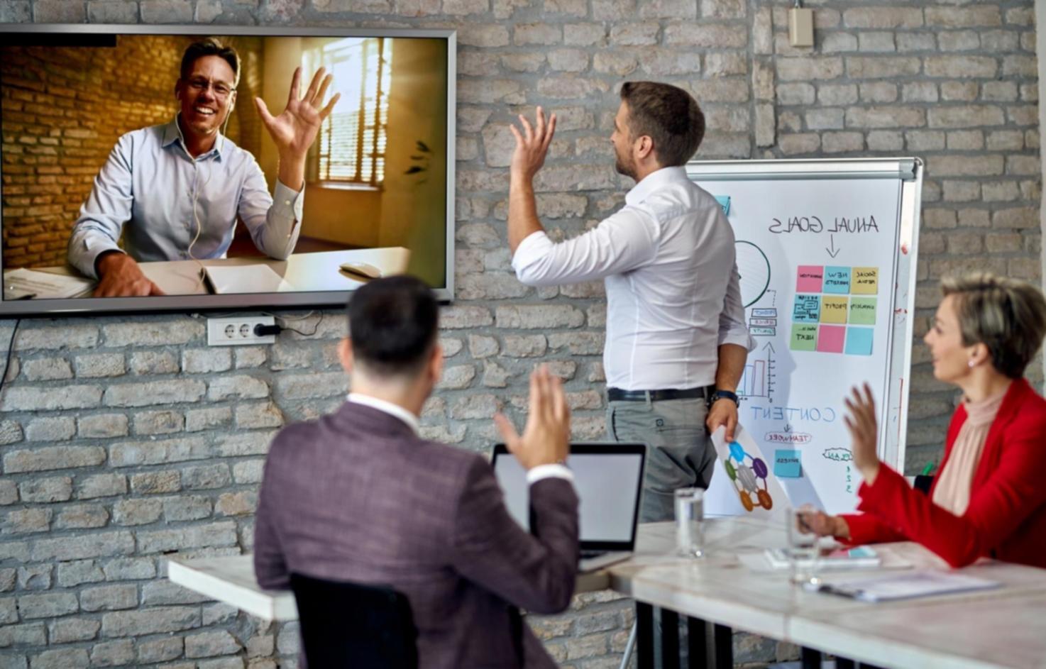 Equipo trabajando en planificación financiera