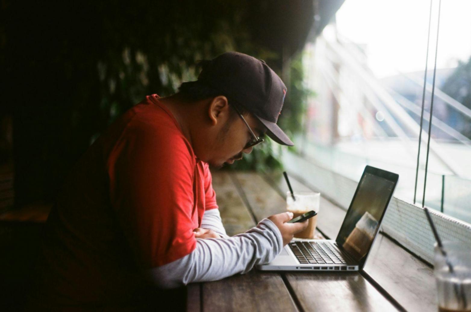 Profesional trabajando en planificación presupuestaria